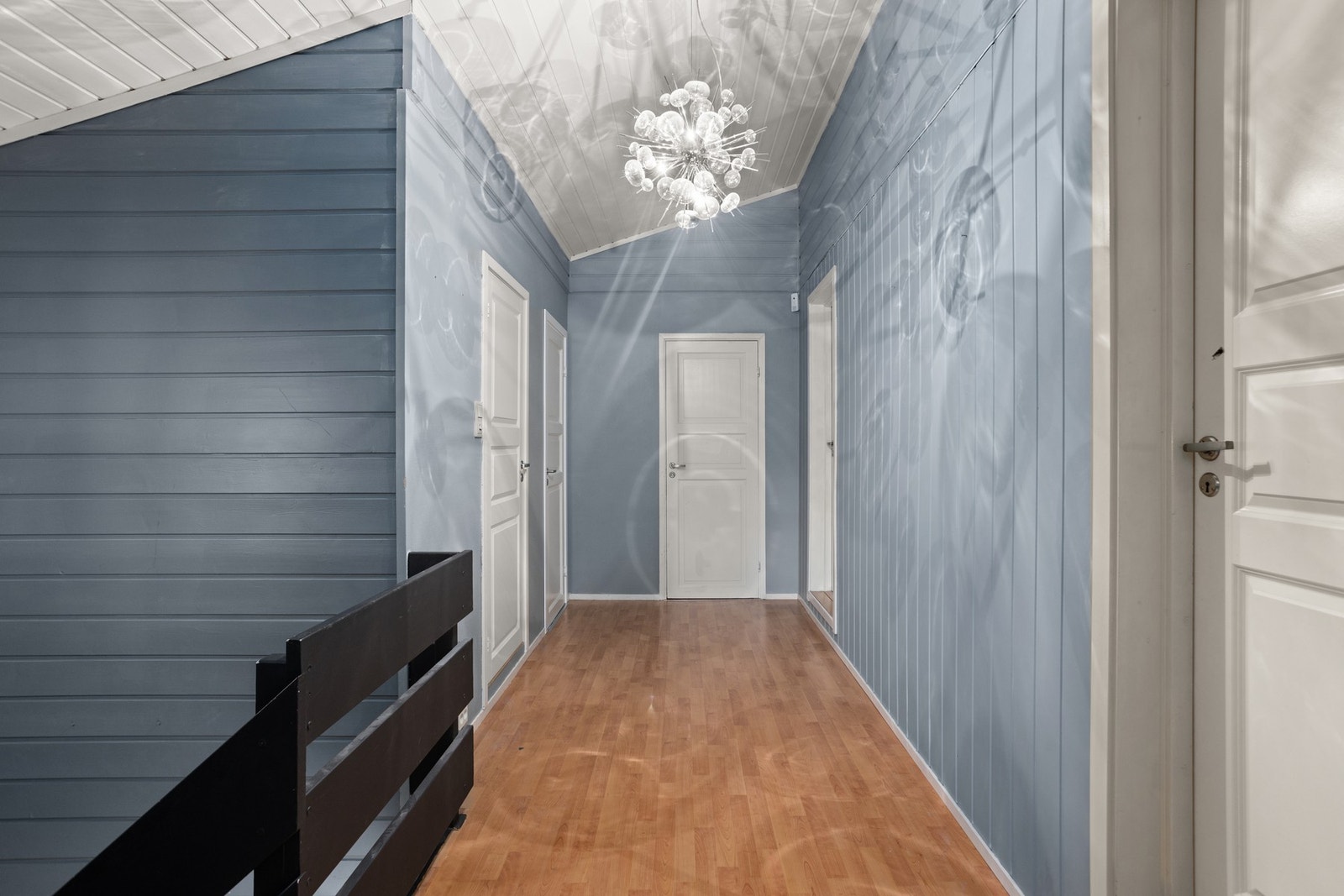 Gang - 12,5 kvm. 2. etg er innredet med fem soverom og bad, samt utgang til takterrasse Galleribilde