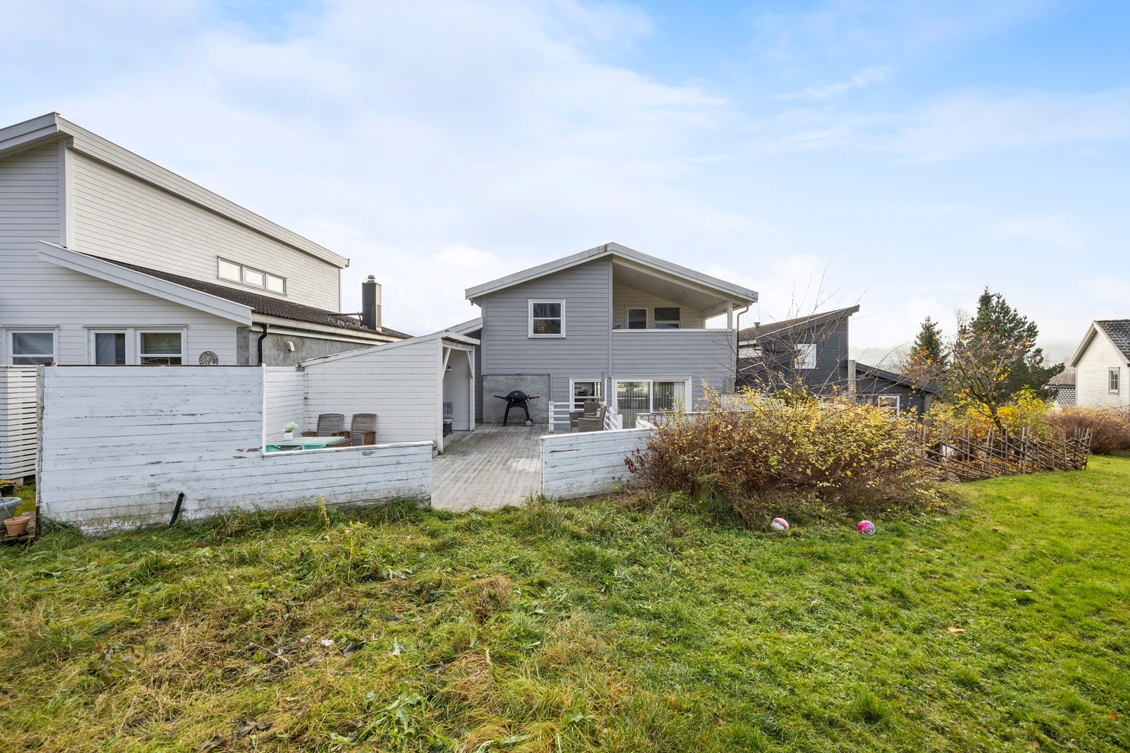 Eiendommen grenser mot friområde. Gangavstand til barnehage, barneskole og fotballbaner Galleribilde