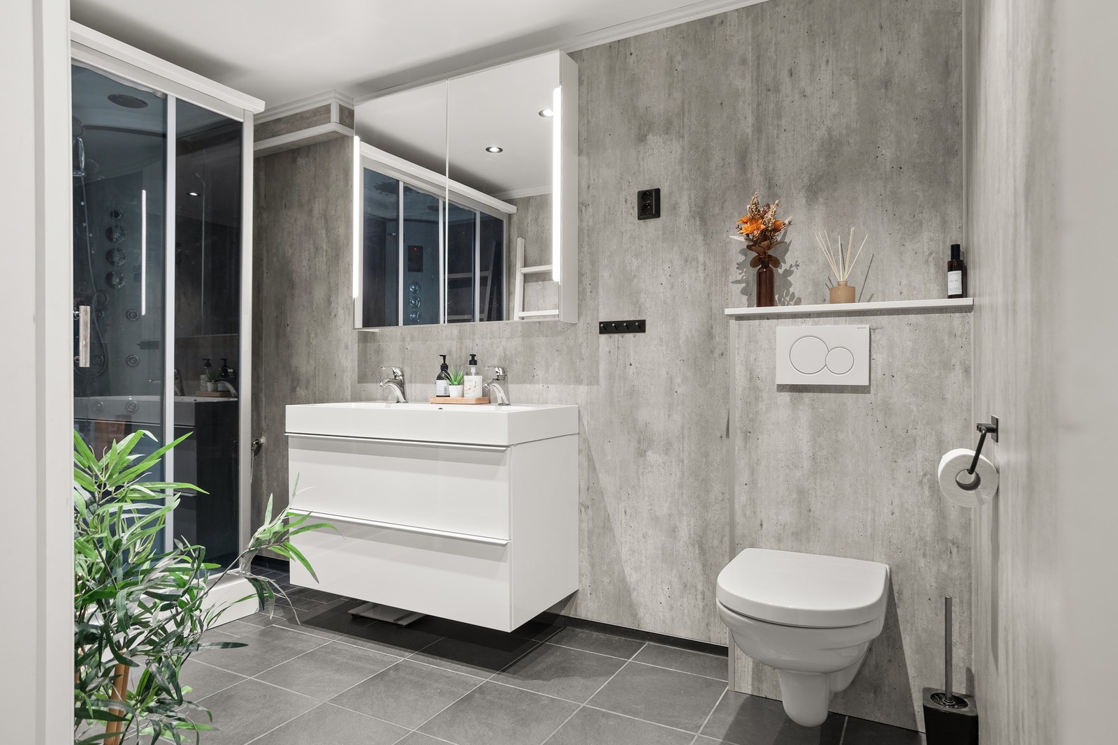 Bad - 7 kvm. Utstyrt med servantskap, dusjkabinett og toalett Galleribilde