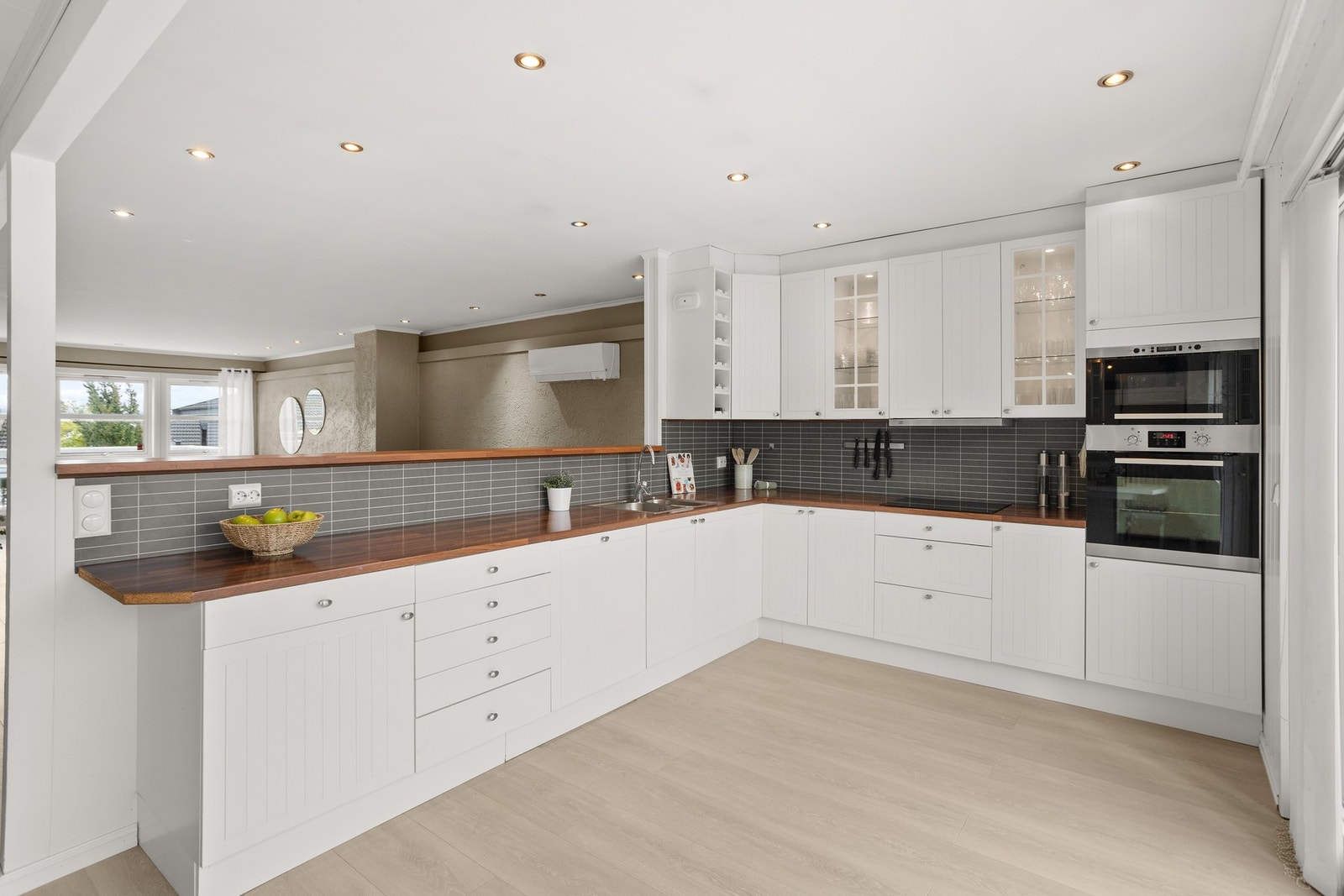 Stilren kjøkkeninnredning med integrert stekeovn, mikroovn og platetopp. Godt med arbeidsflate og oppbevaringsplass. Galleribilde