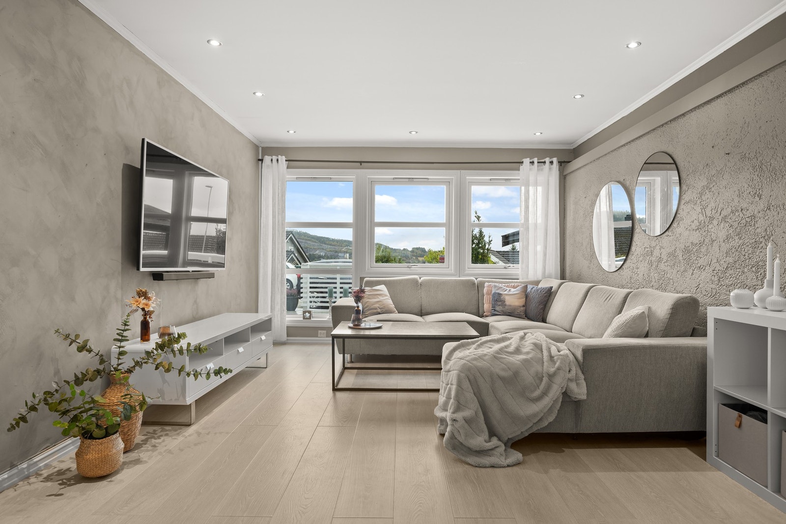 Strategisk plasserte downlights som sikrer en god grunnbelysning Galleribilde