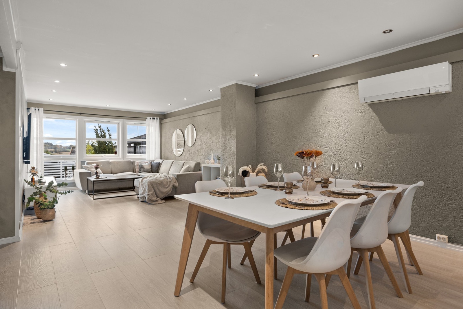 Romslig stue med flere møblringsmuligheter Galleribilde