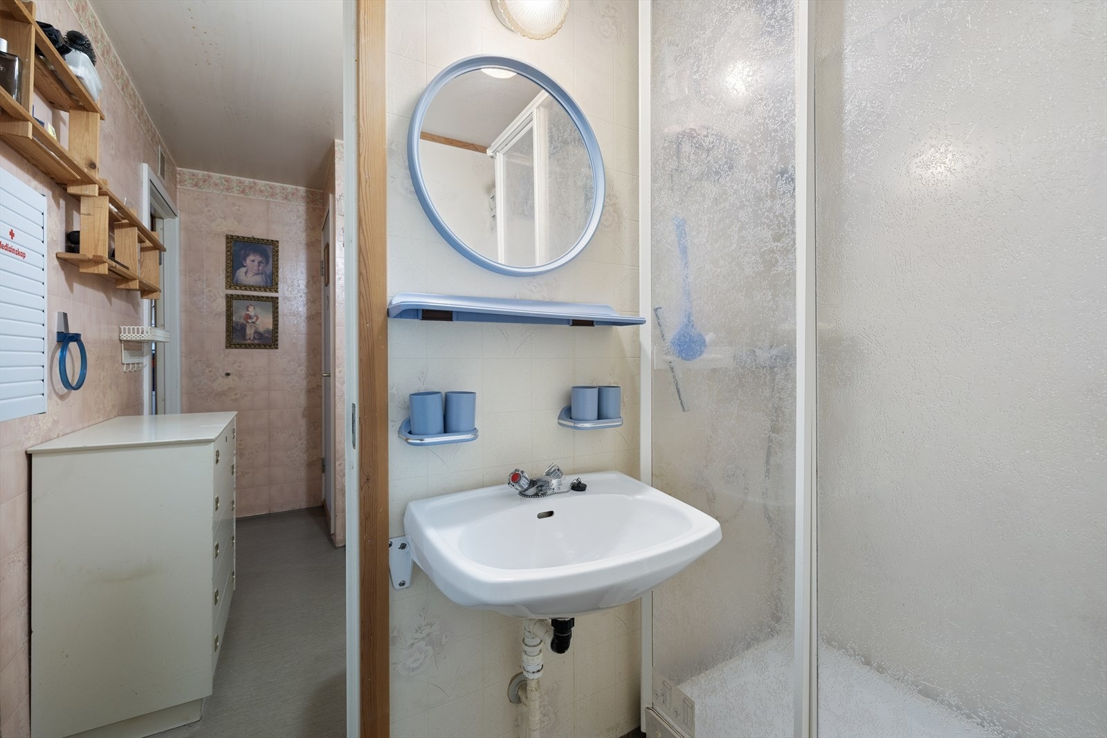 Badet er tredelt og av eldre standard. Galleribilde