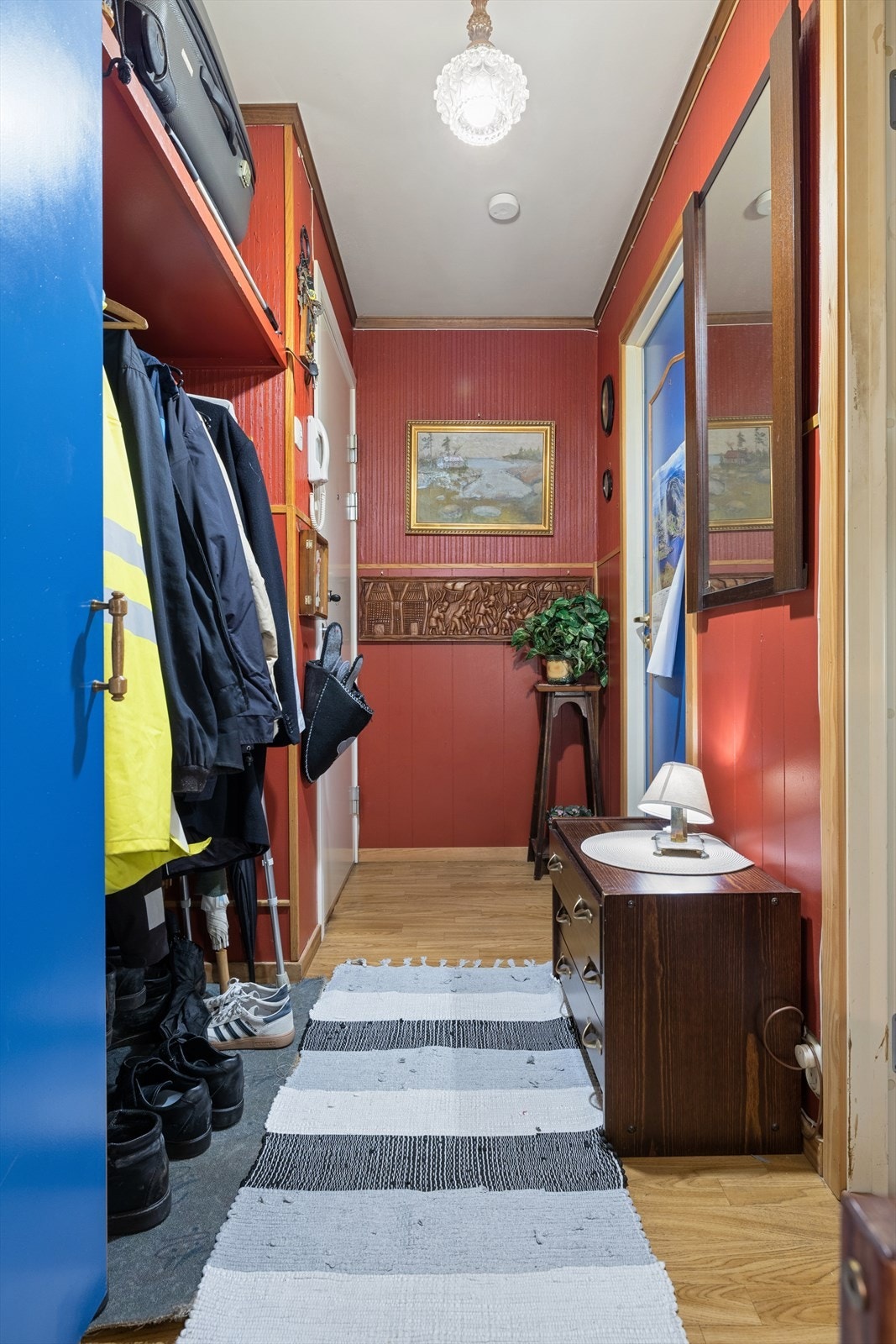 Entreè med god plass til å henge fra seg yttertøy. Galleribilde