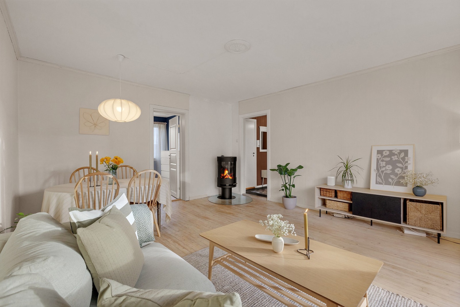 Her får du en lys og innbydende 3-romsleilighet med god planløsning og sydvendt balkong. Galleribilde