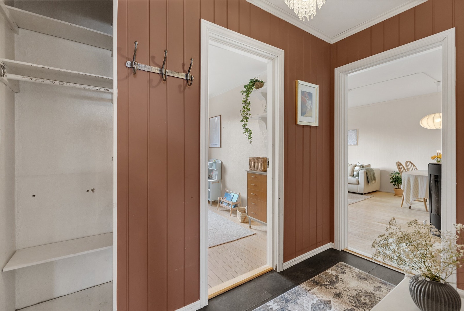 I entréen er det god plass til både oppheng og oppbevaring i praktisk plassbygd skap. Galleribilde