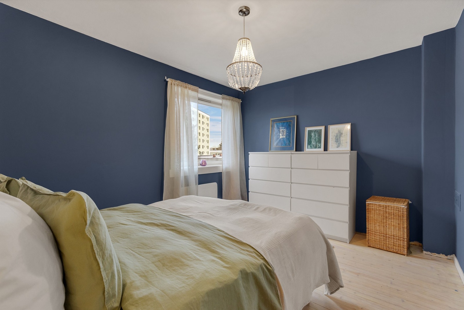 Hovedsoverommet har en elegant blå veggfarge som skaper en lun og rolig atmosfære, og rommet har god plass til dobbeltseng, nattbord og oppbevaringsløsninger. Galleribilde