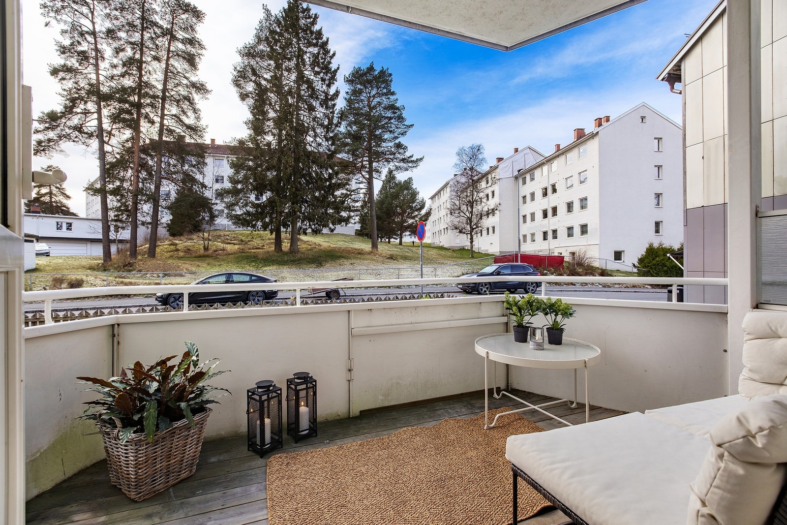 Fra stuen er det utgang til en sydvendt balkong på ca. 6 kvm - et fantastisk uterom med gode solforhold. Galleribilde