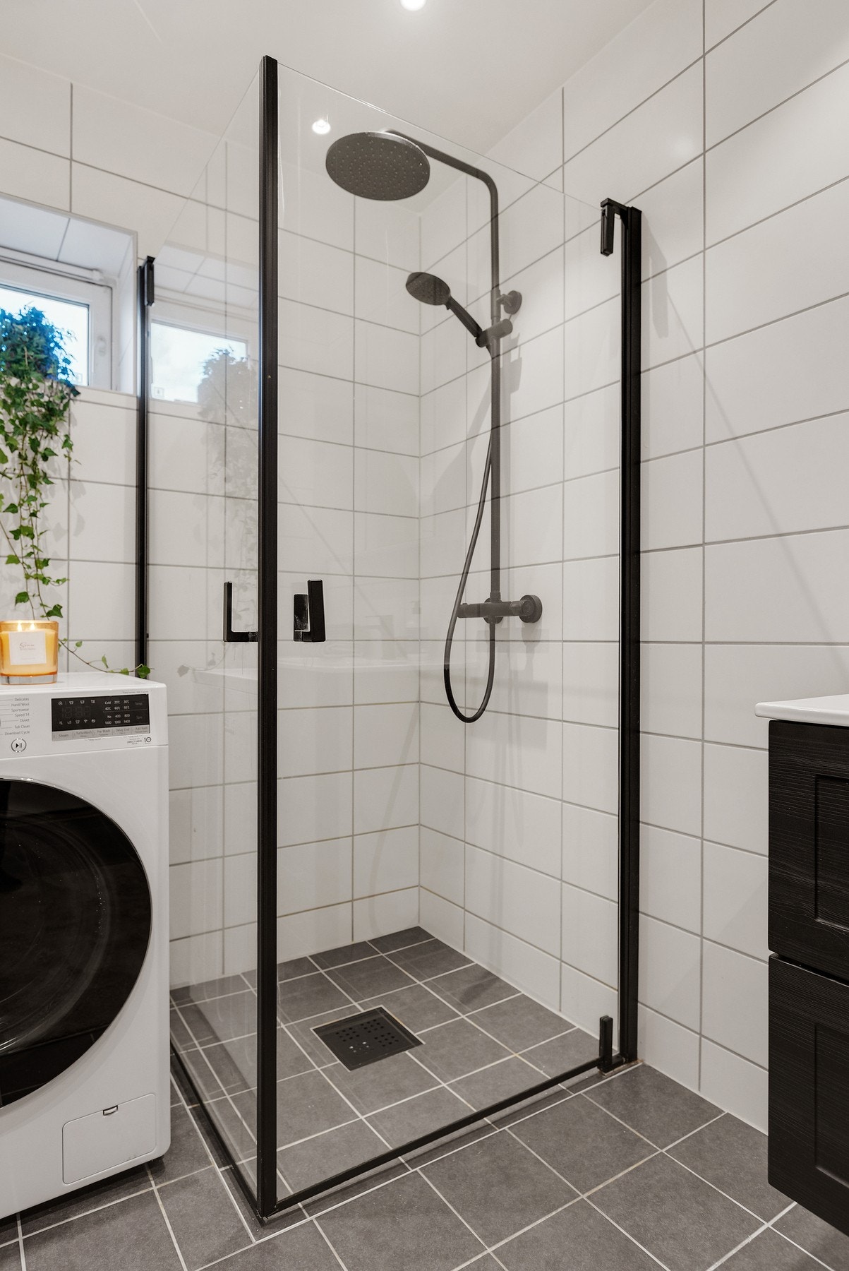 Rommet er innredet med vegghengt servantskap med heldekkende servant, speilskap med stikkontakt, dusjhjørne med glassdører og regnfalldusj, samt vegghengt toalett. Det er også opplegg for vaskemaskin. Galleribilde