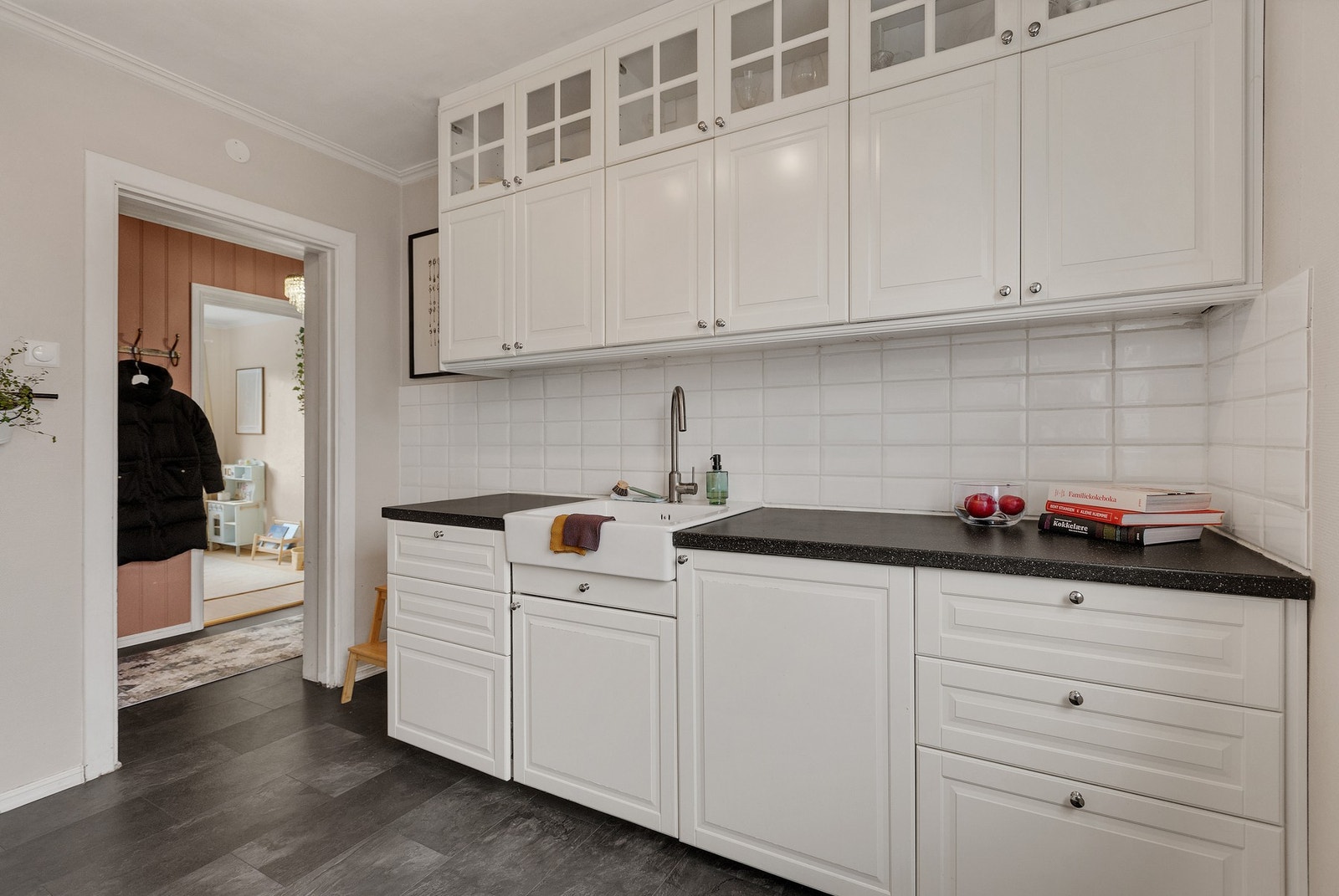 Kjøkkenet er godt utstyrt med integrert stekeovn i høyskap, nedfelt platetopp, integrert kjøleskap med frysedel og oppvaskmaskin. Galleribilde