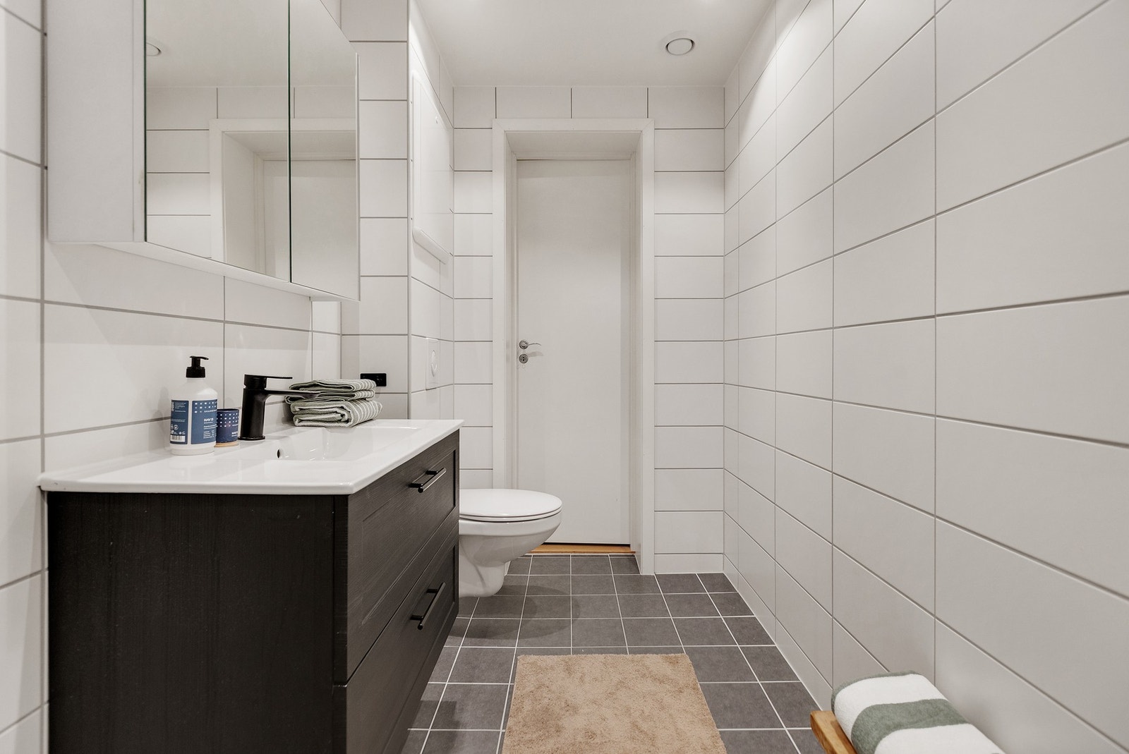 Her er det flislagt gulv med behagelig gulvvarme, flislagte vegger og nedsenket himling med downlights. Galleribilde