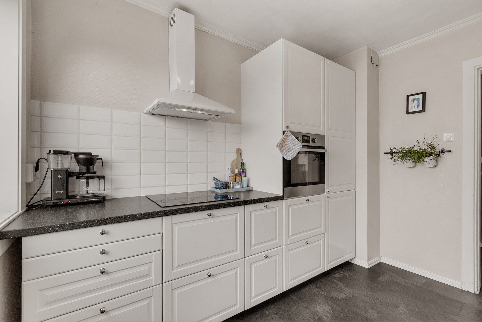 Mellom benkeplate og overskap er det lagt fliser som gir et elegant uttrykk. Galleribilde