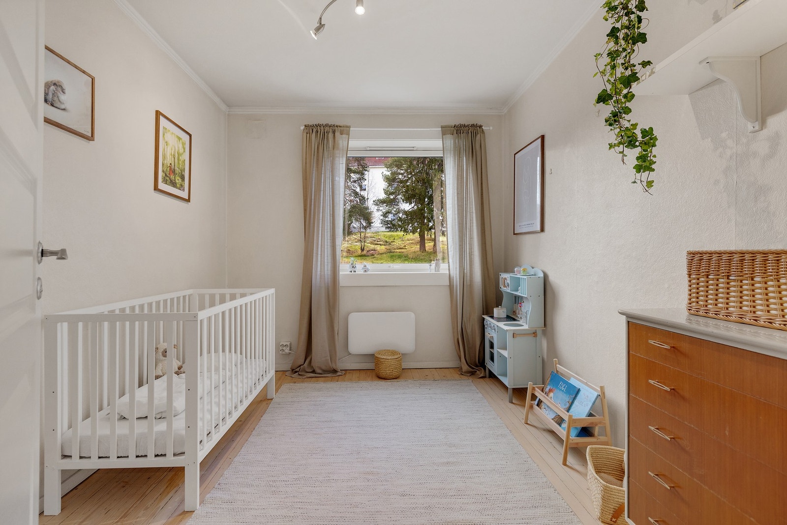 Det andre soverommet er også av god størrelse og passer perfekt som barnerom, gjesterom eller hjemmekontor - tilpasset ulike behov. Galleribilde