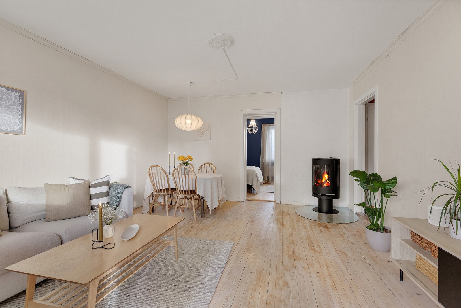 Den stilfulle peisovnen med glassdør skaper varm og koselig stemning på kjølige dager. Galleribilde