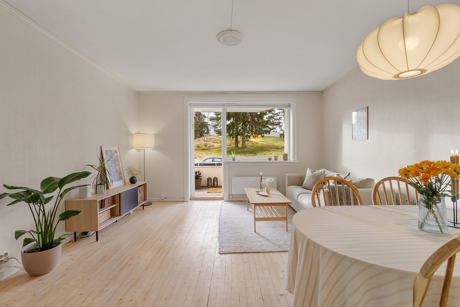 Vinduer og balkongdør fra 2011 sikrer godt lysinnslipp. Galleribilde