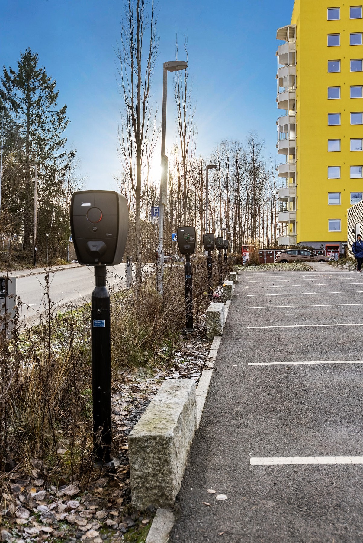 Det er etablert en ladepark med totalt 14 ladeplasser i krysset Antenneveien, Feltspatveien og Vaskeribakken. Dette er plasser som er ment som rullerende plasser og disse er kun for beboere i Marmorberget Borettslag. Galleribilde