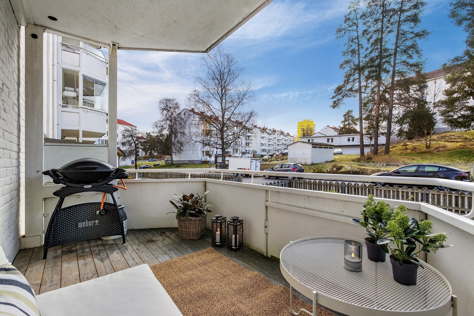 Her er det god plass til både utemøbler og grill, og det overliggende balkongtaket gjør at plassen kan nytes i all slags vær. Galleribilde