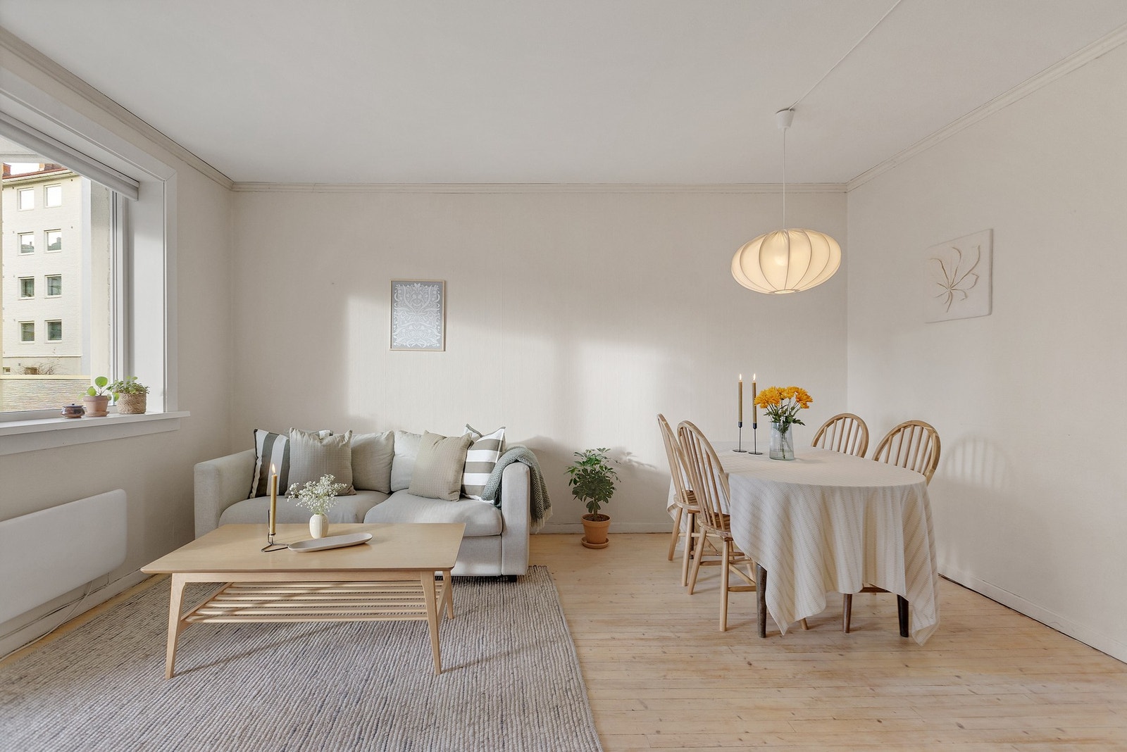 I stuen møtes du av en lys og innbydende atmosfære, med rikelig plass til både sofagruppe og spisebord. Galleribilde