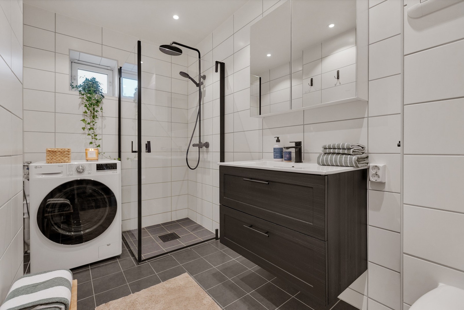 Baderommet ble totalrenovert i 2024 og gir en eksklusiv spa-følelse. Galleribilde