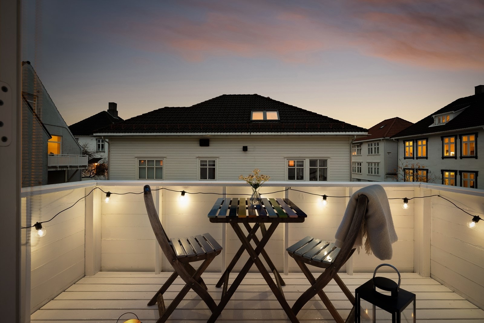 Romslig balkong med utgang fra kjøkken. Galleribilde