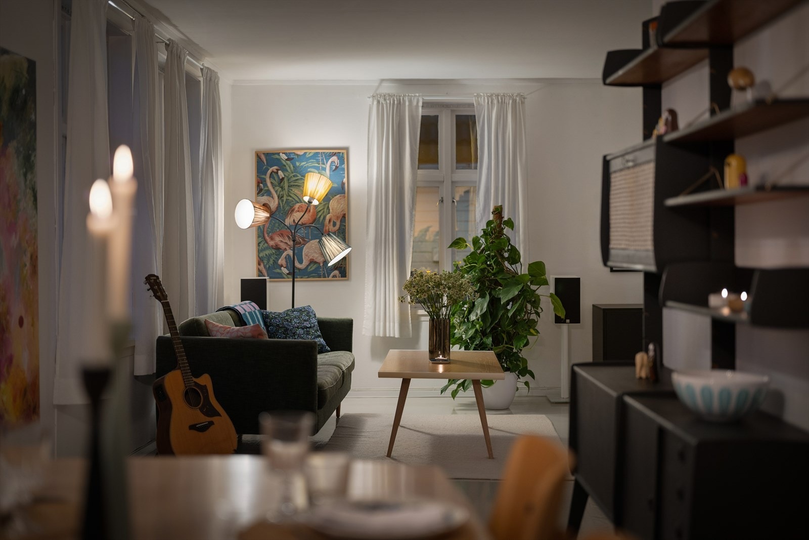 Lys og innbydende stue med sjarmerende vinduer
. Galleribilde