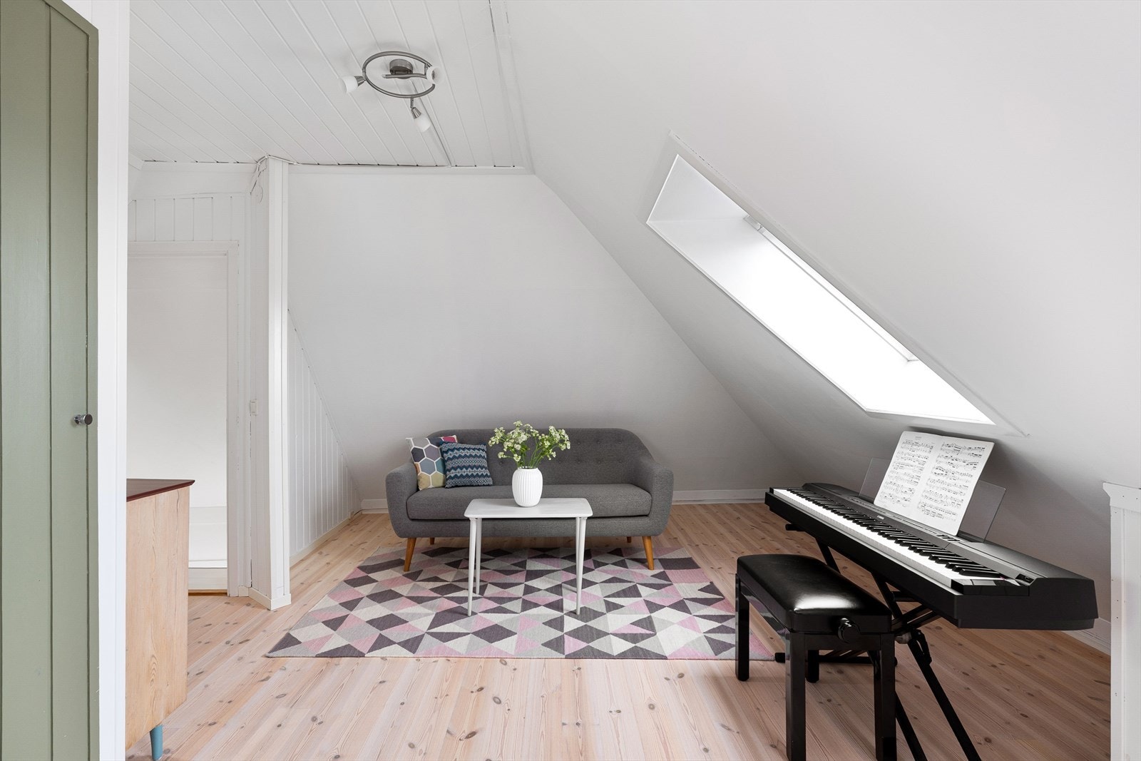 Loftet har en lys og luftig atmosfære. Flott tregulv og hvitmalte vegger. Galleribilde