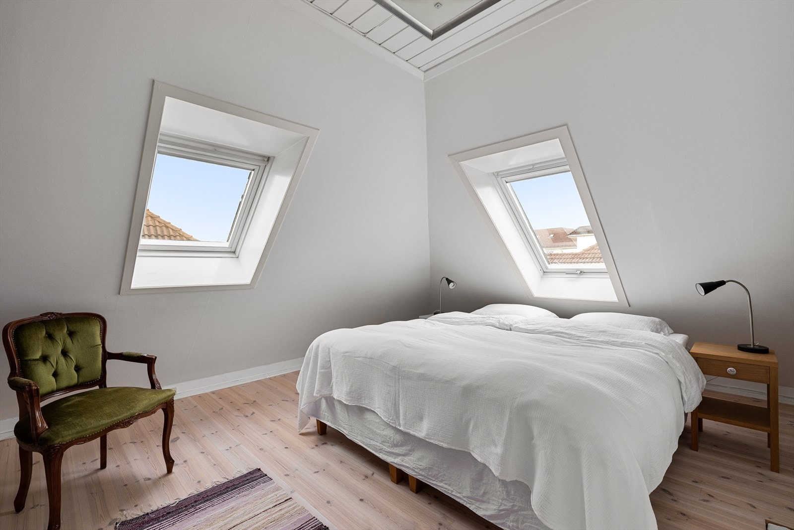 Lys og luftig soverom med skråvinduer som gir flott utsikt. Perfekt kombinasjon av komfort og stil. Galleribilde