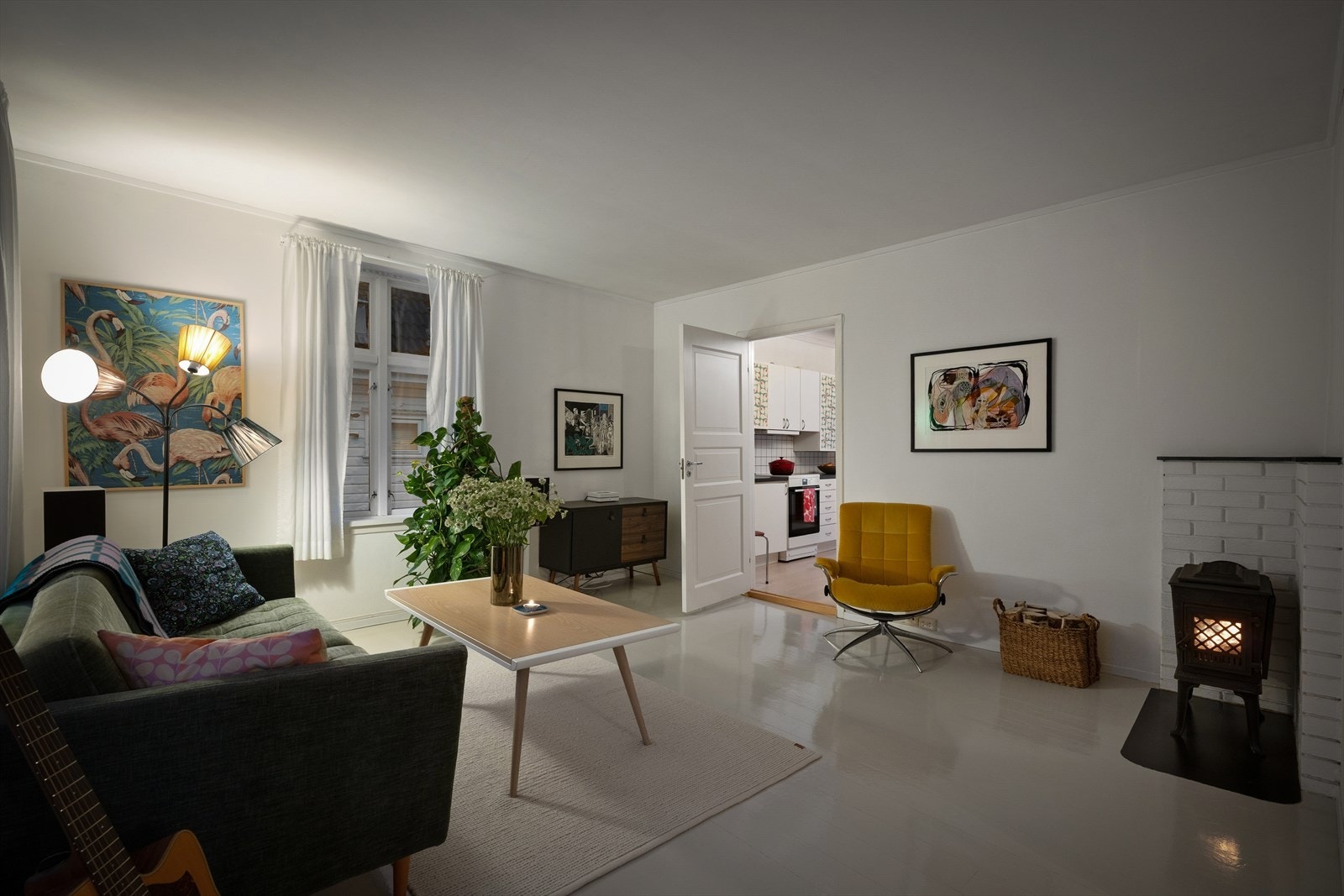 Romslig og innbydende stue med vedovn. Galleribilde