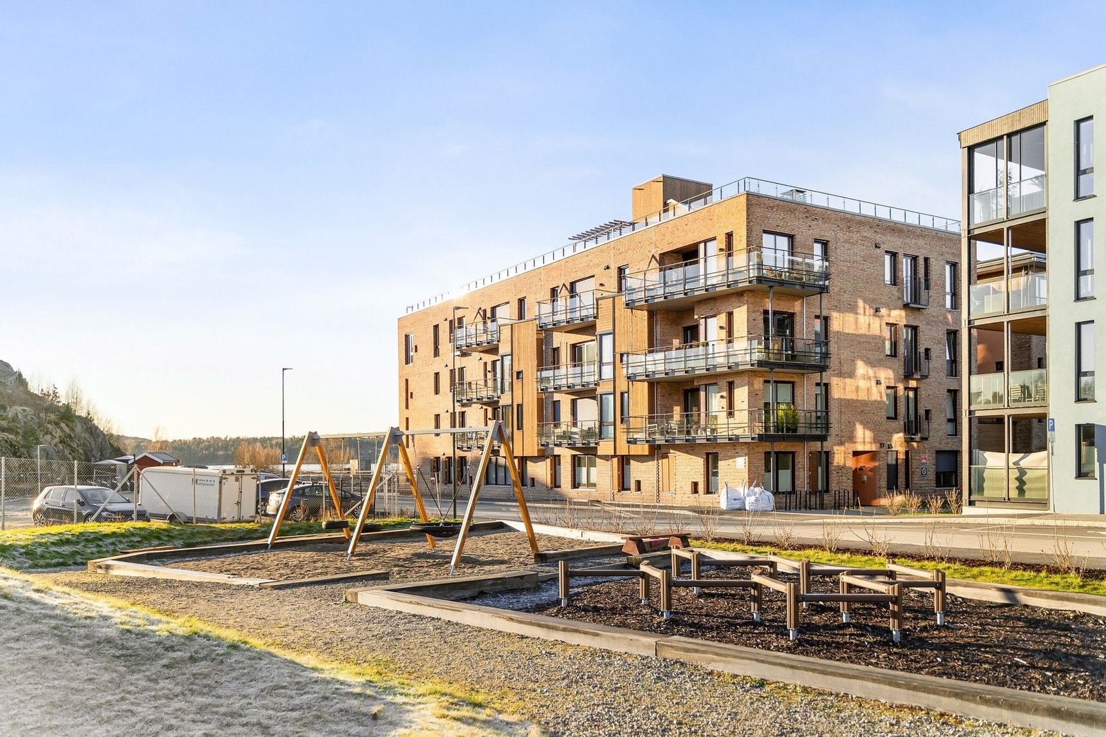 Tomten er pent opparbeidet med grønne områder, gangstier og gode soner for opphold, og området byr på en unik kombinasjon av natur og sjøliv rett utenfor døren Galleribilde