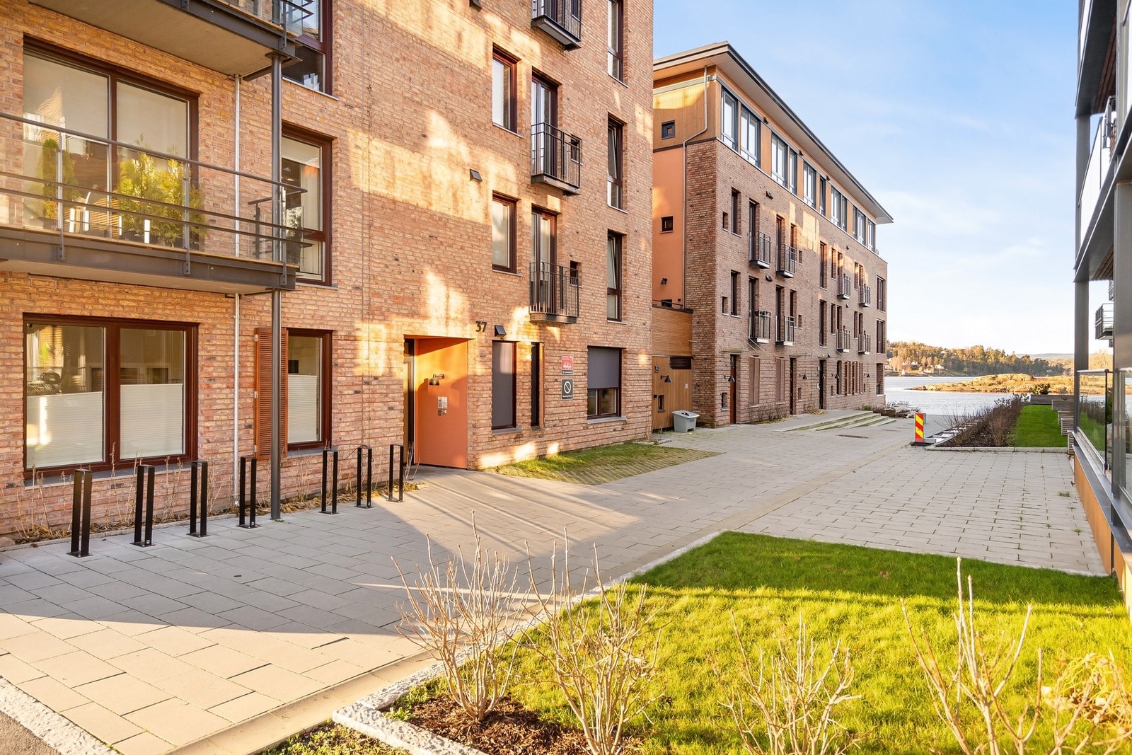 Leiligheten ligger i 1. etasje og har trappefri adkomst, noe som gjør hverdagen enkel for alle aldersgrupper Galleribilde