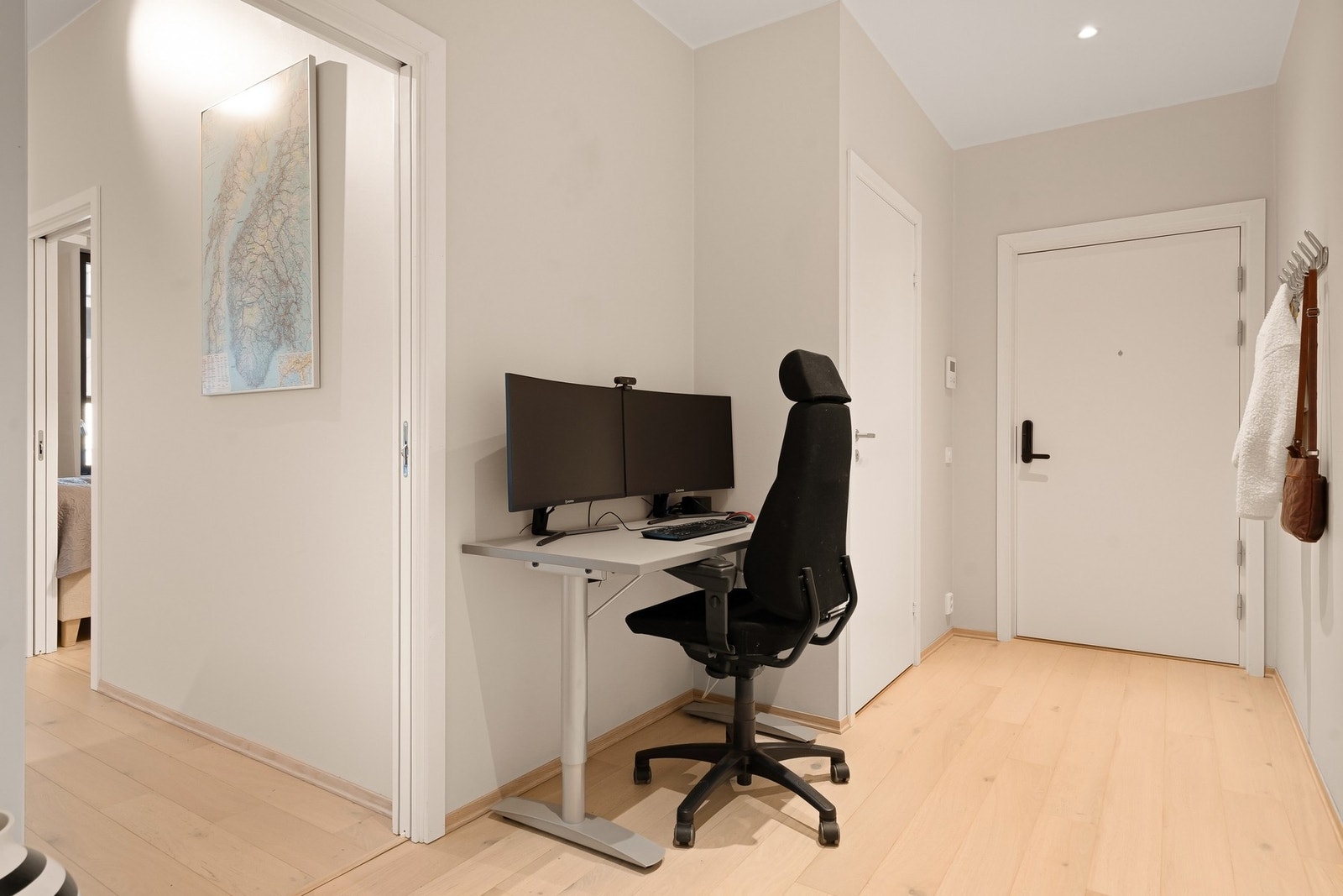 Nisjen i entreen er utnyttet til kontorplass Galleribilde