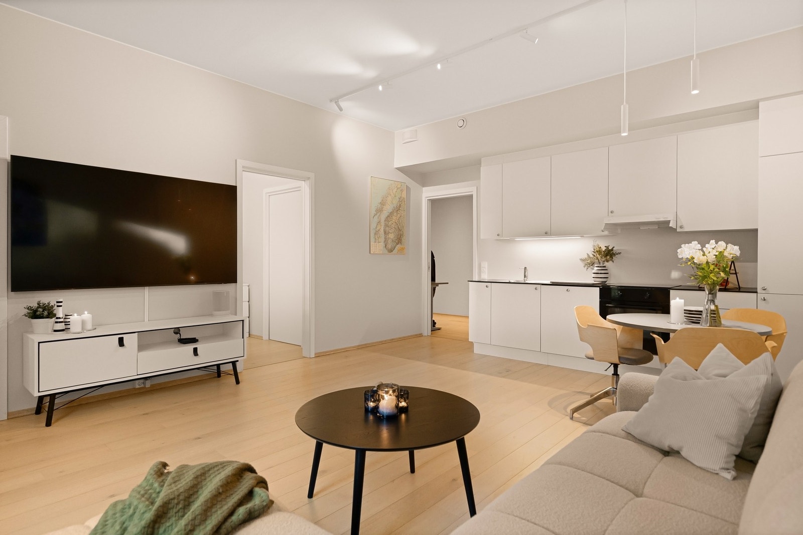 Den åpne løsningen mellom stue og kjøkken gir en luftig og sosial sone Galleribilde