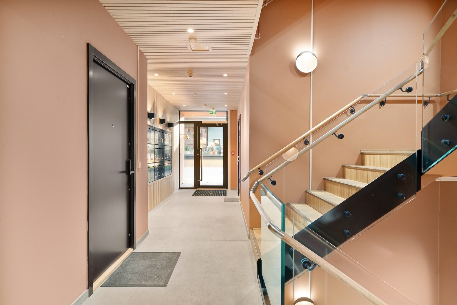 Pent og innbydende inngangsparti, samt heis som tar deg opp til den flotte takterrassen Galleribilde