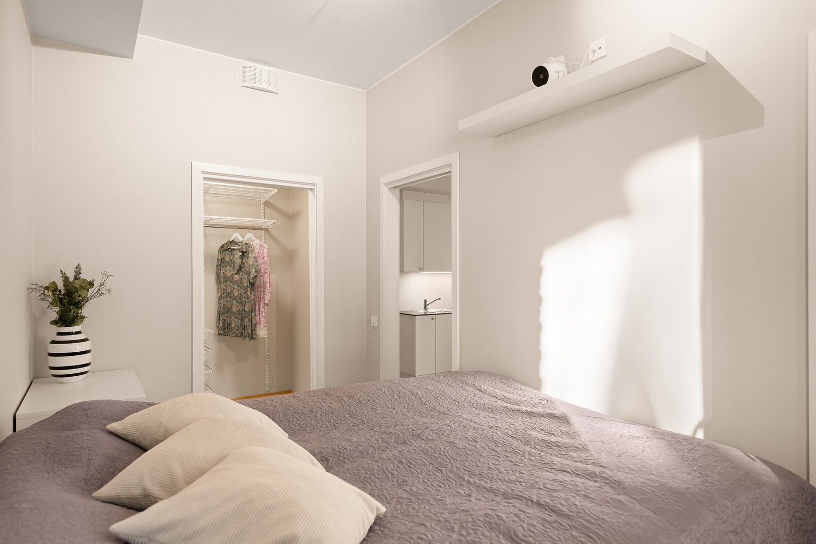 Her får du fint plass til en dobbeltseng, nattbord og hyller Galleribilde