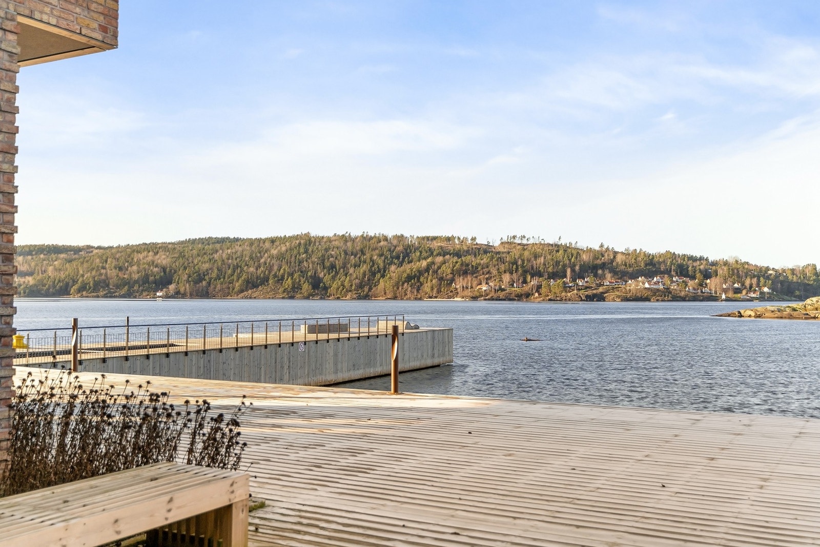 Rett foran bygget ligger en privat brygge som beboerne kan benytte Galleribilde