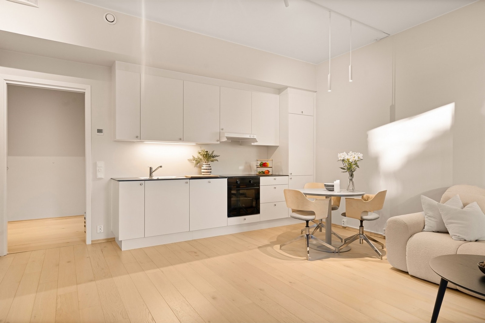 Under overskapene er det montert belysning som sørger for godt arbeidslys Galleribilde