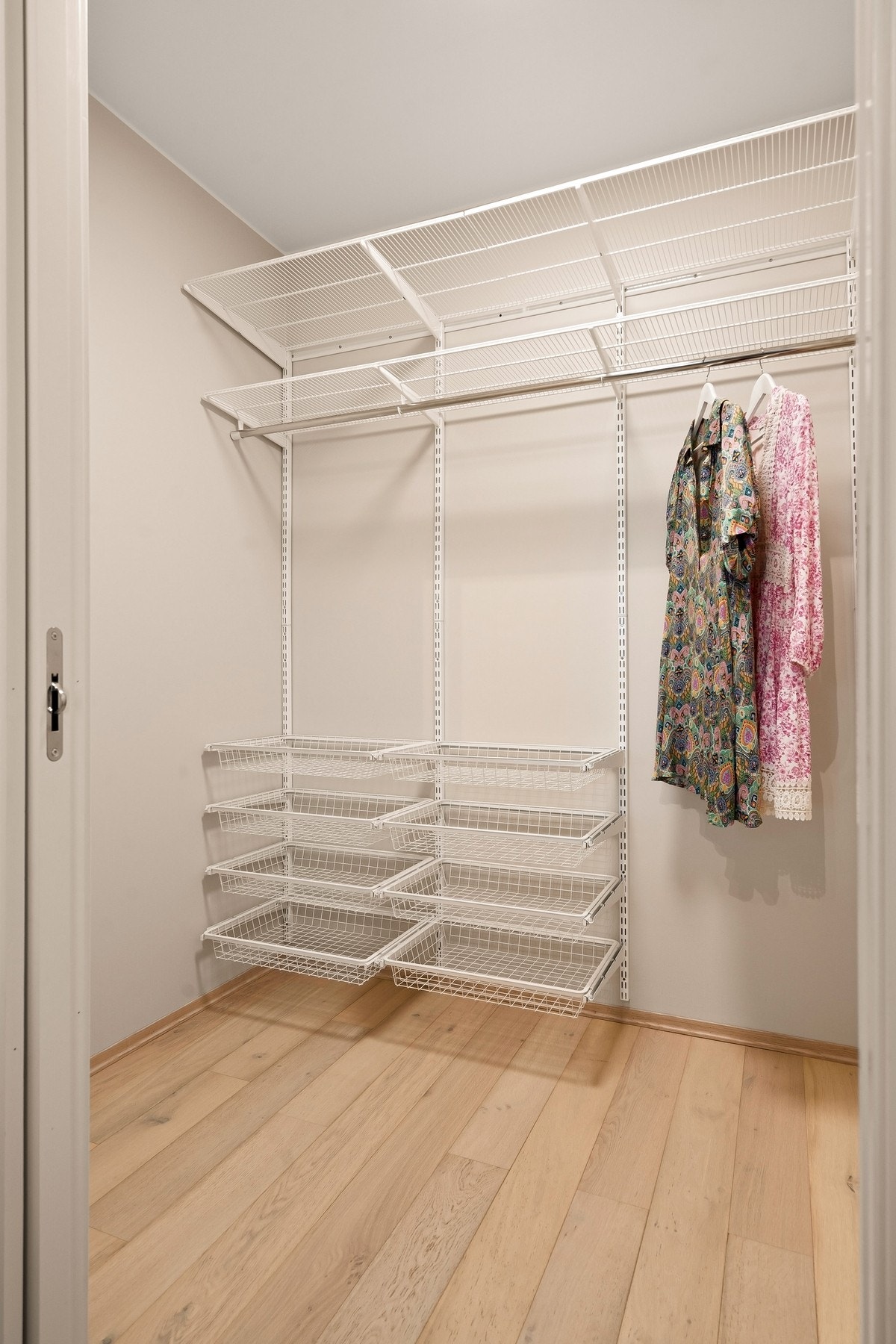 I tilknytning til soverommet finner du et praktisk walk-in closet Galleribilde