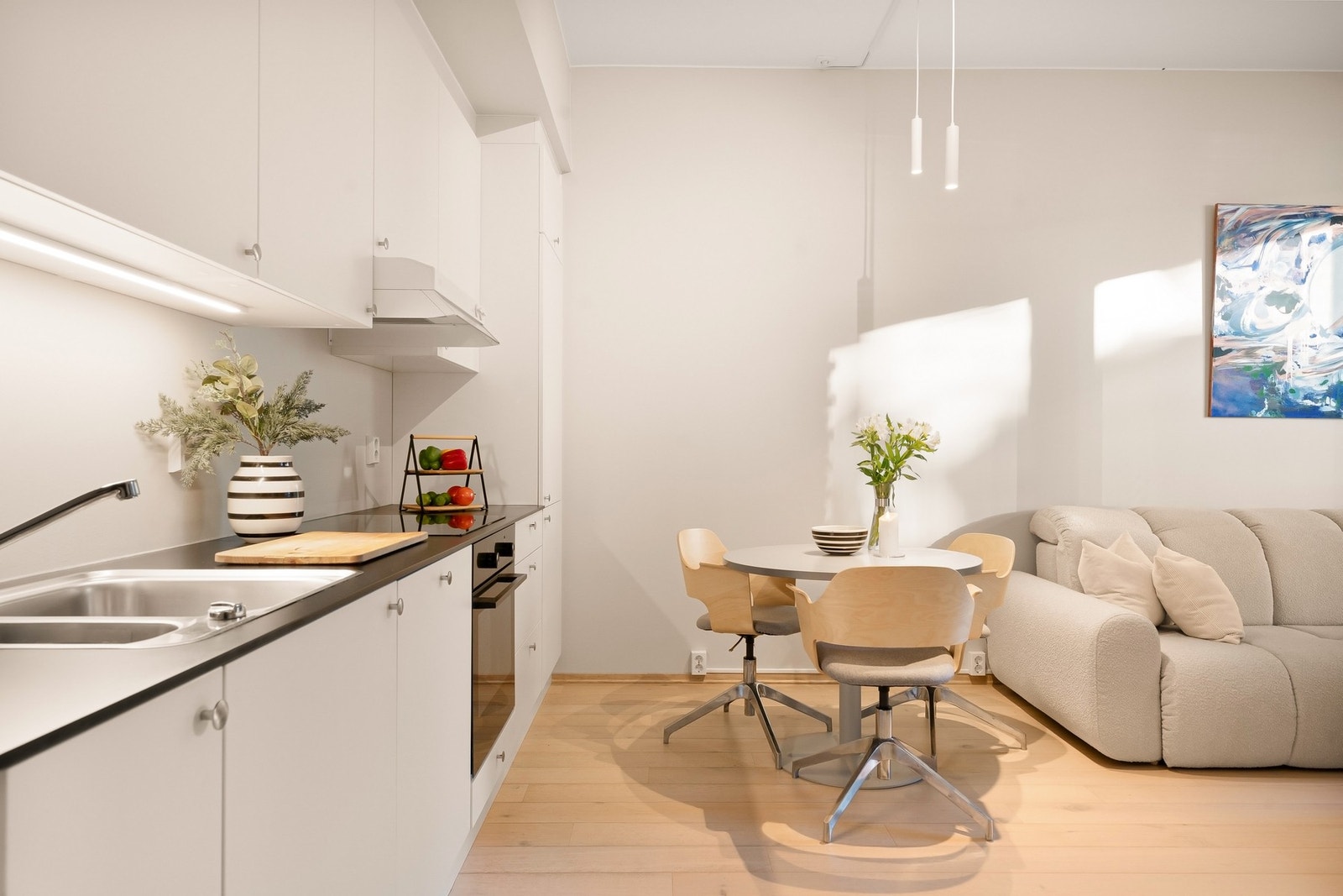 Kjøkkenet byr på integrerte hvitevarer slik som platetopp, stekeovn, oppvaskmaskin og kombiskap Galleribilde