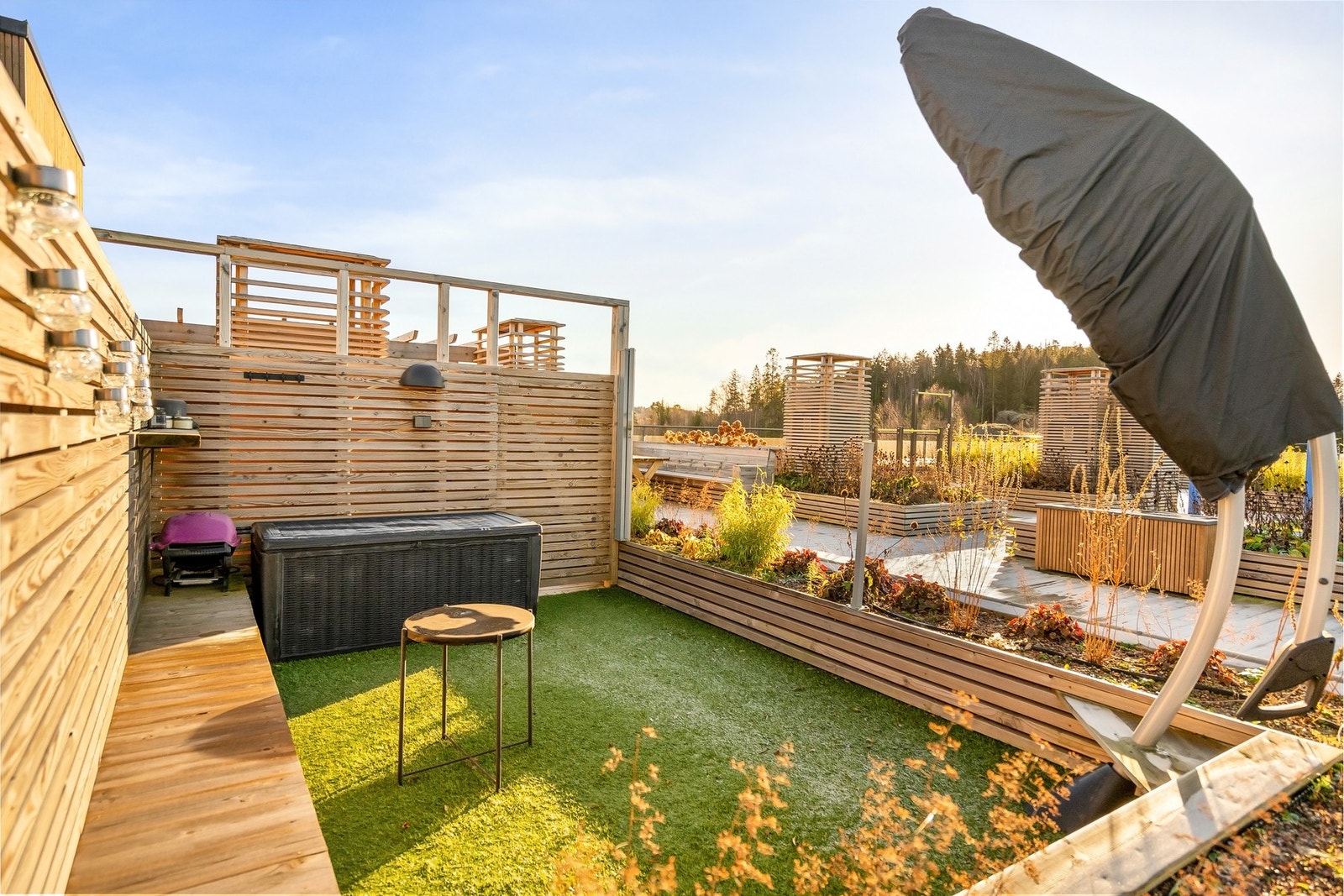 Leiligheten disponerer en egen takterrasse på 10 kvm Galleribilde