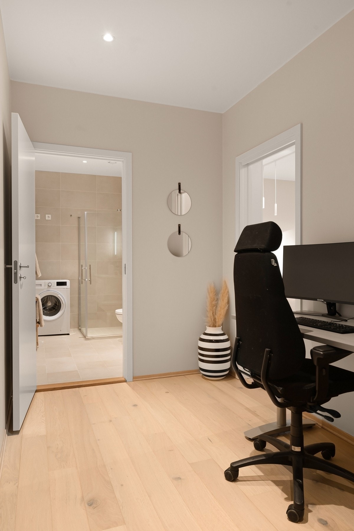 Lys og luftig entre med plass til å henge fra seg yttertøy og vannbåre gulvvarme som sørger for en behagelig velkomst Galleribilde