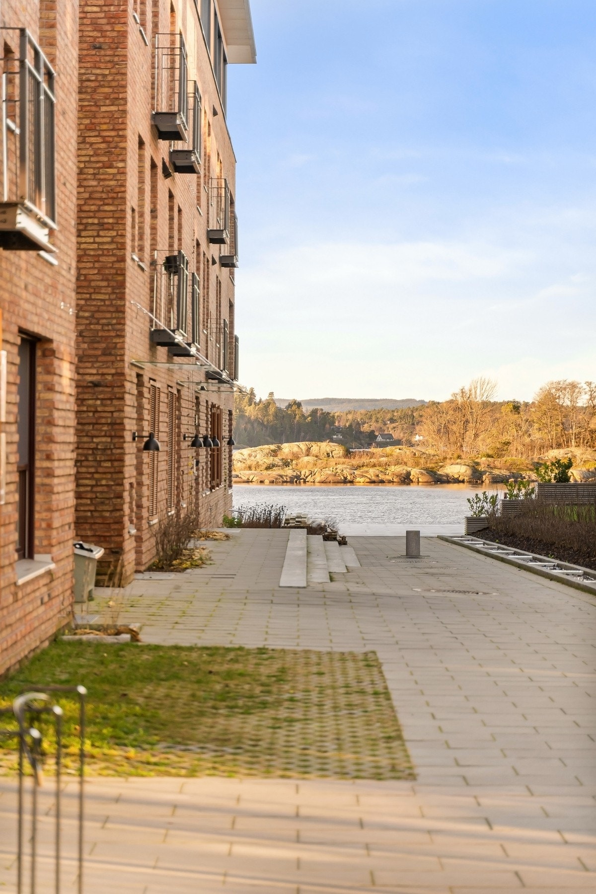 Bygget fremstår som moderne gjennomført, med varme teglfasader som gir et tidsriktig og eksklusivt uttrykk Galleribilde