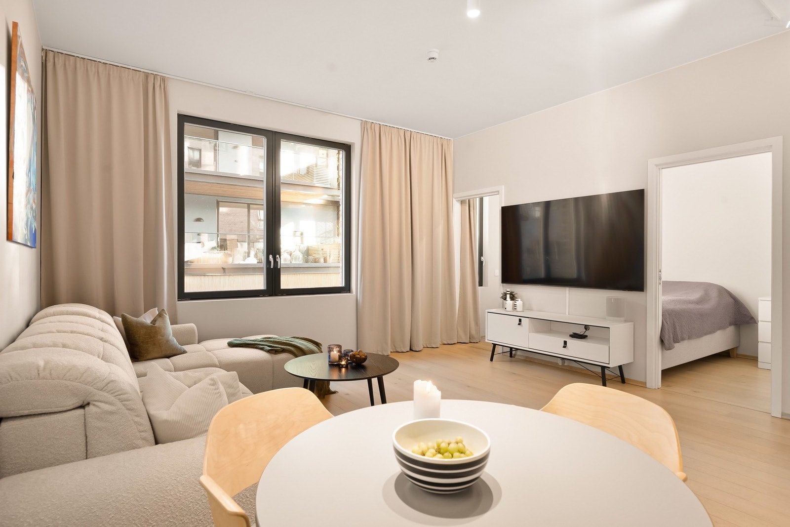 Det er plass til sofa, et lite spisebord samt tv-møblement Galleribilde