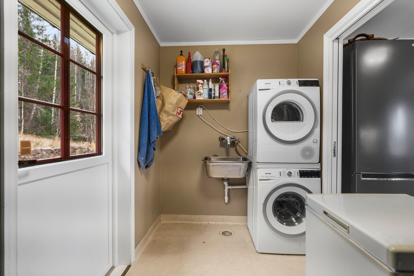 Vaskerom med utgang til hagen bak huset. Opplegg for vaskemaskin samt utslagsvask Galleribilde