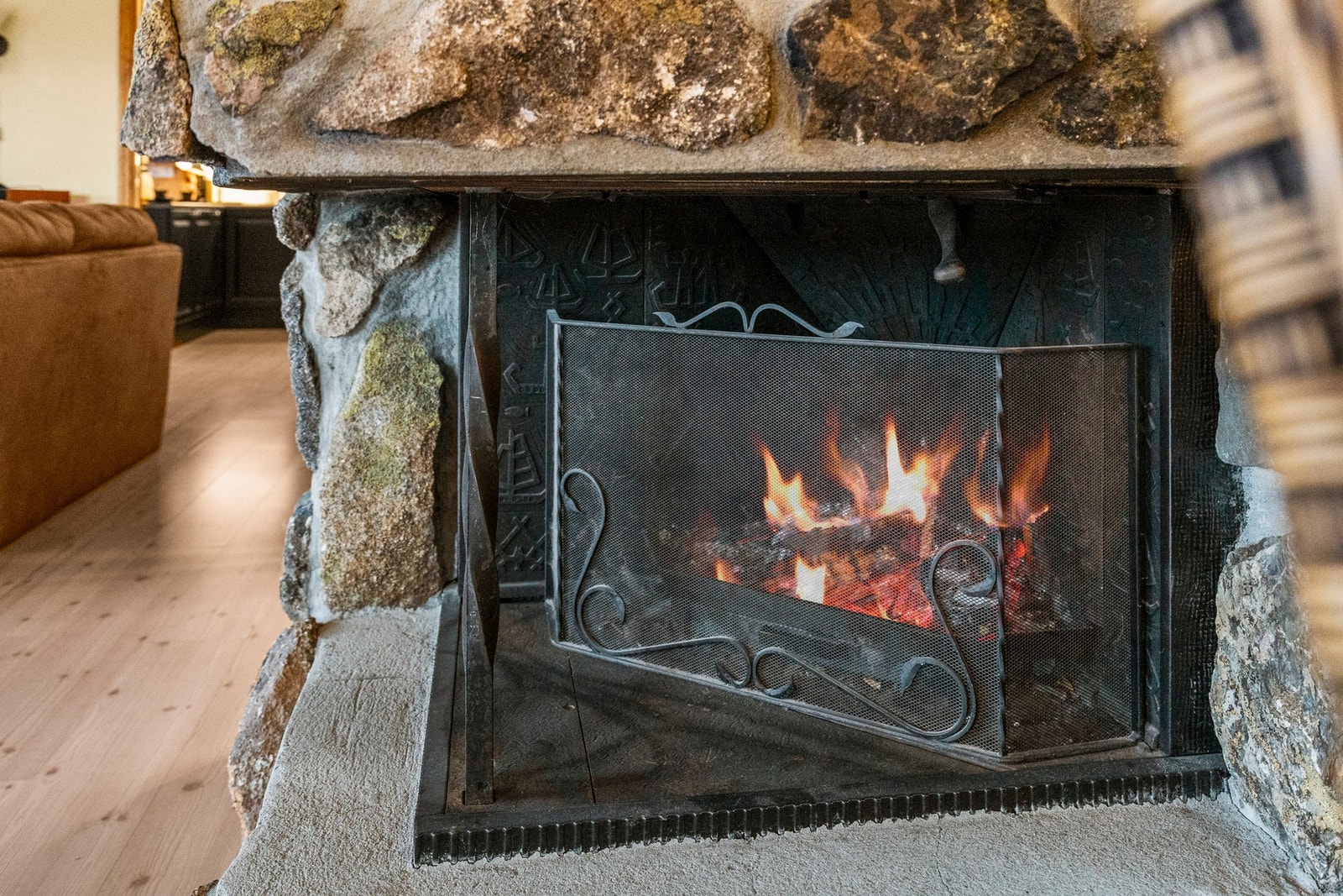 Den store peisen gir god varme på kalde dager. Galleribilde