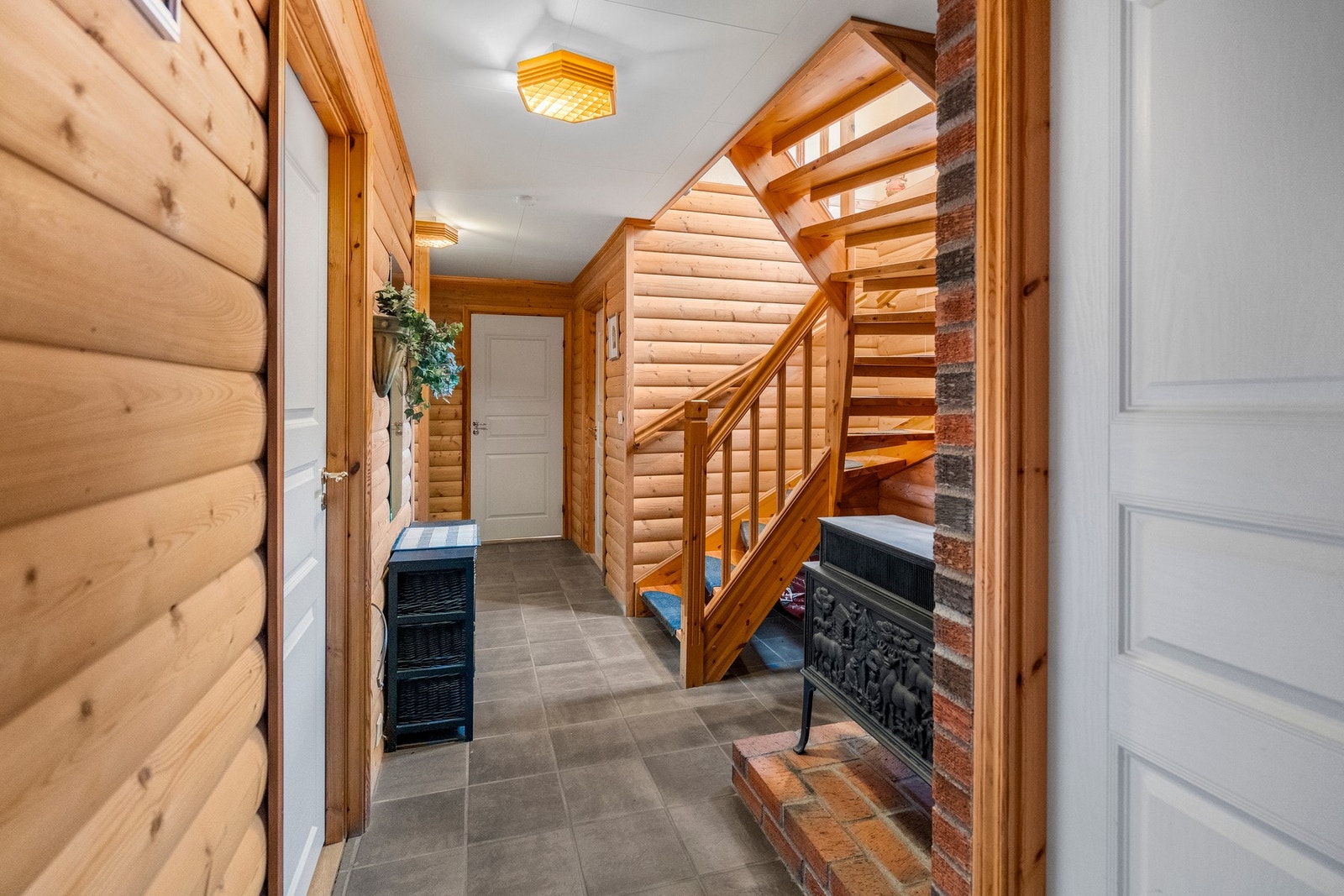 Gang i underetasjen med fliser gulv. Galleribilde