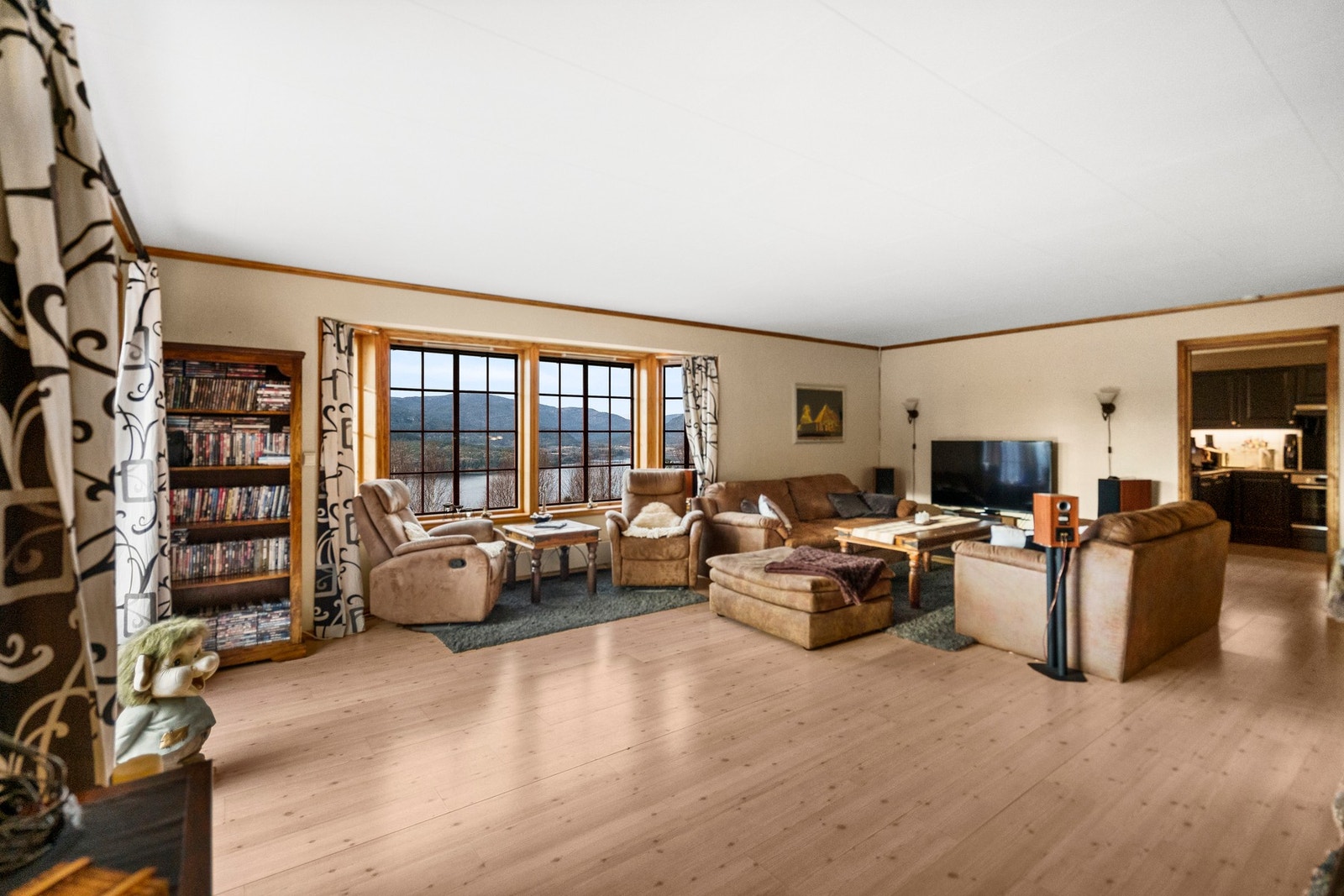 Stor stue med utsikt og god plass til sofagruppe og annet møblement. Galleribilde