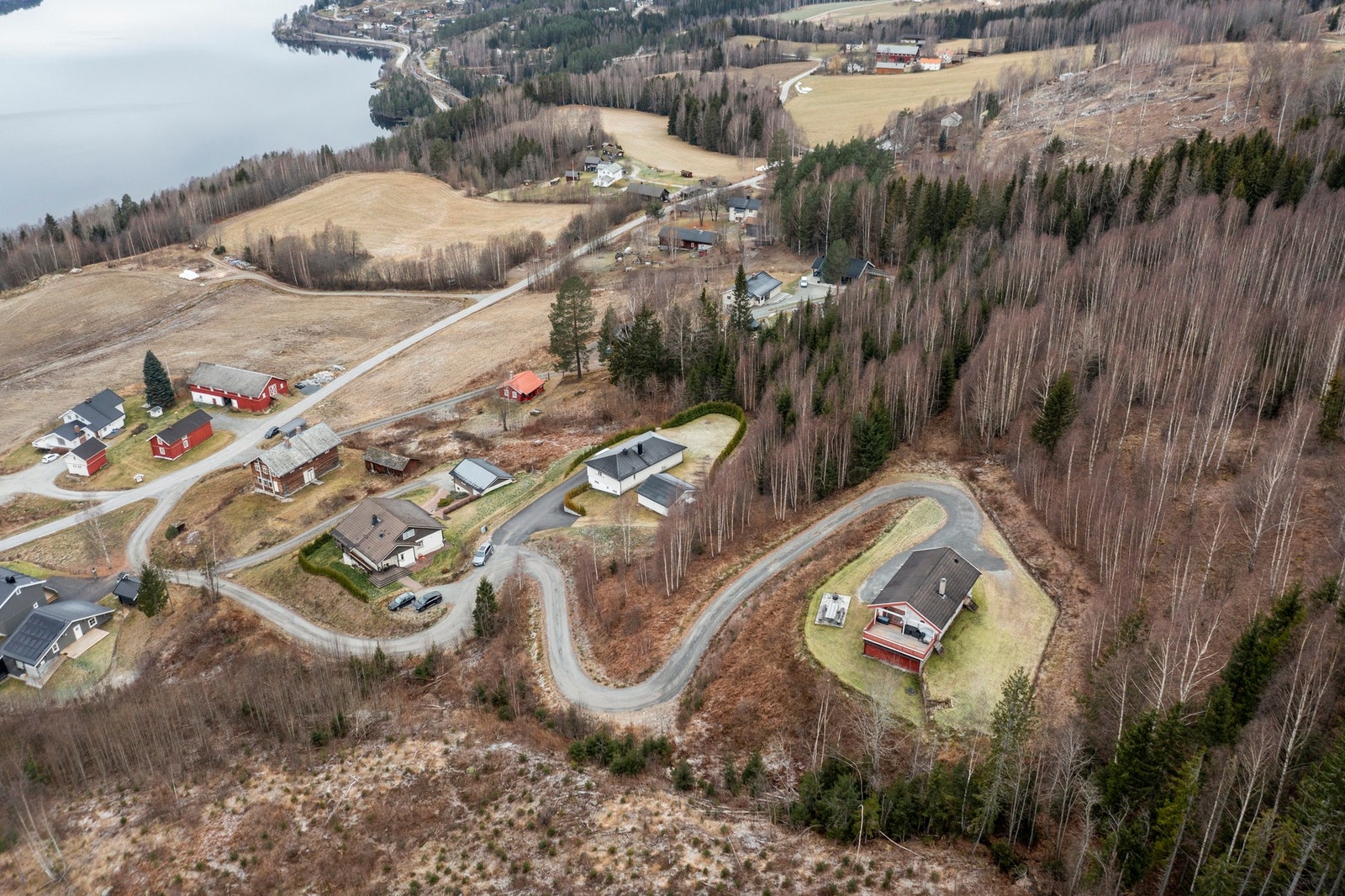 Beliggenheten av huset i terrenget. Galleribilde