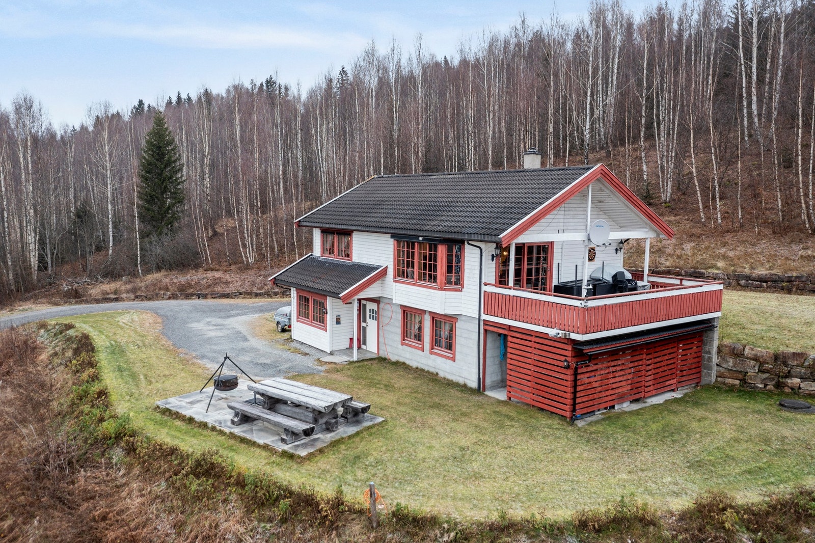 Husets fasade med en koselig grillplass i front. Galleribilde