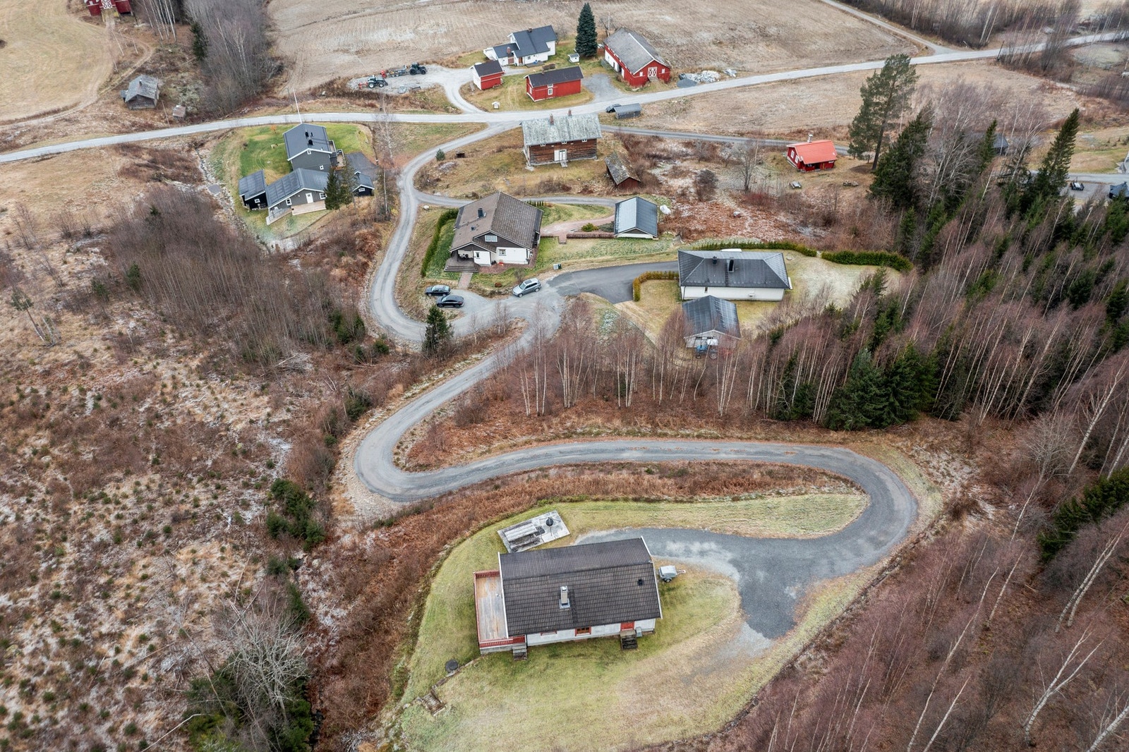 Beliggende helt øverst for seg selv med utsikt utover Krødern og fjellene bak. Galleribilde