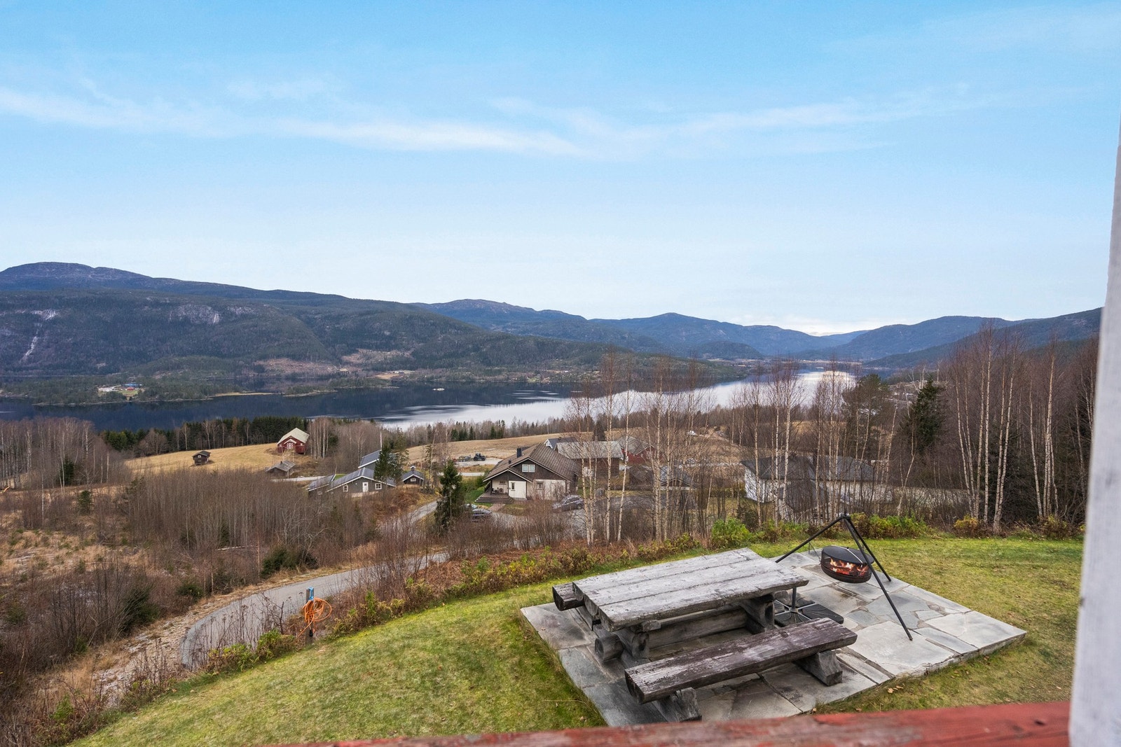 Sittegruppe med bålpanne og utsikt Galleribilde